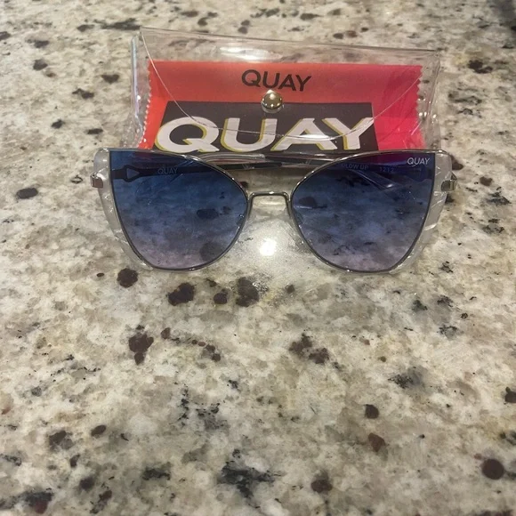NWT Quay Glow Up Women\'s Sunglasses Quay Australia | Accessories | Quay Glow Up Sunglasses Gold  main image 3